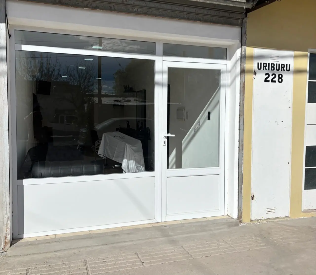 La entrada del local en Uriburu 228