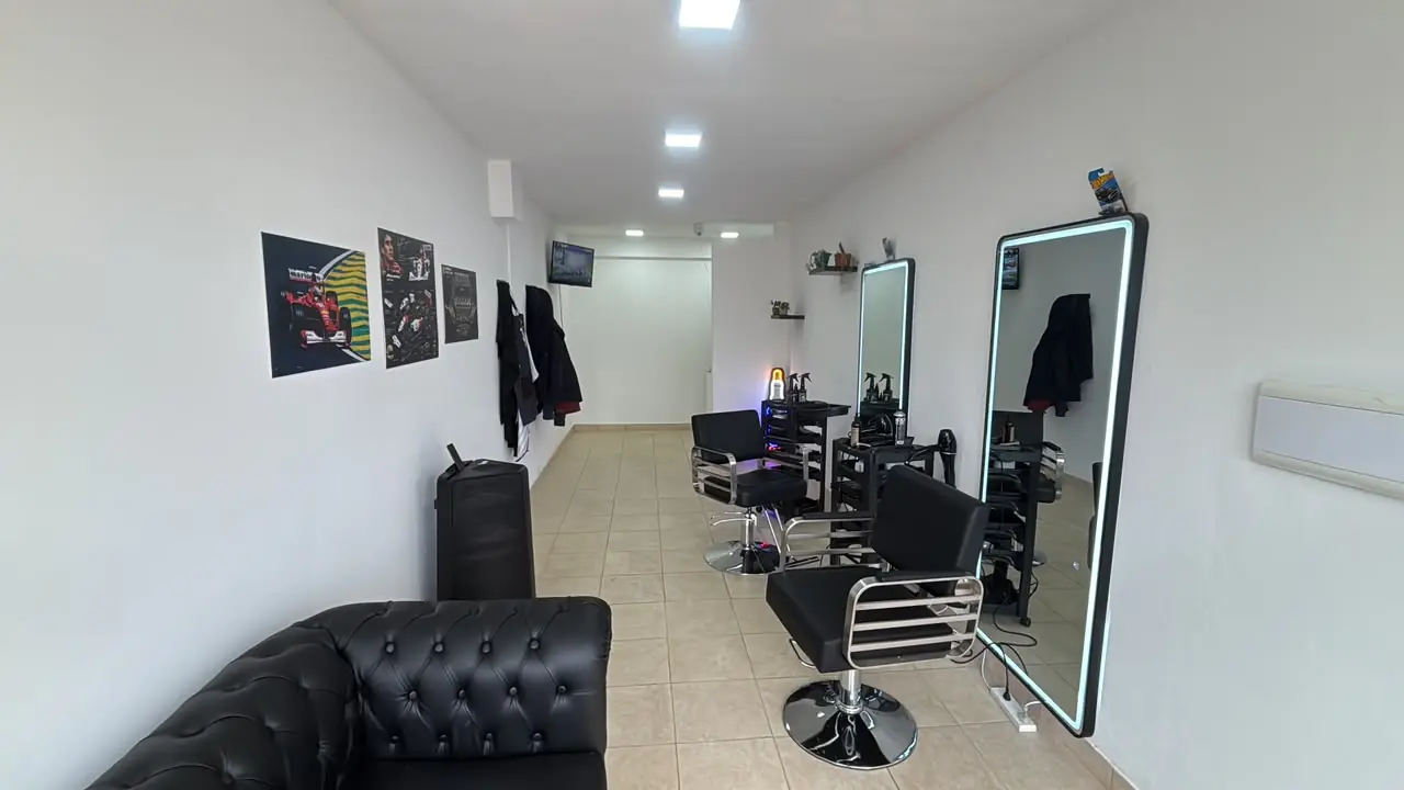 Interior de Overcut: el sillón Chesterfield, los cuadros de Fórmula 1 y los dos puestos con espejo de luz