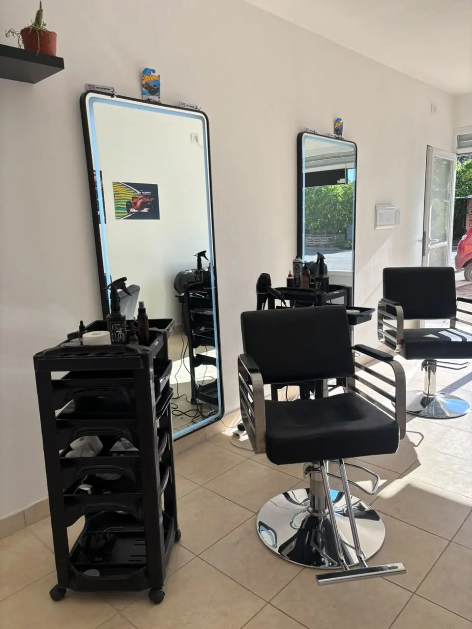 Los sillones de barbero frente a los espejos con borde de luz